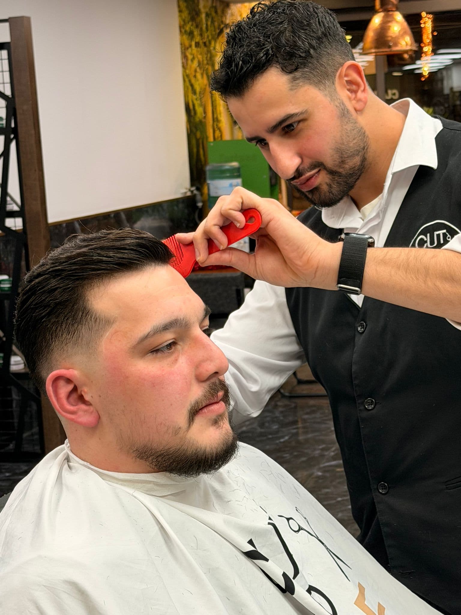 Barber knipt een fade bij The Fade in Veenendaal